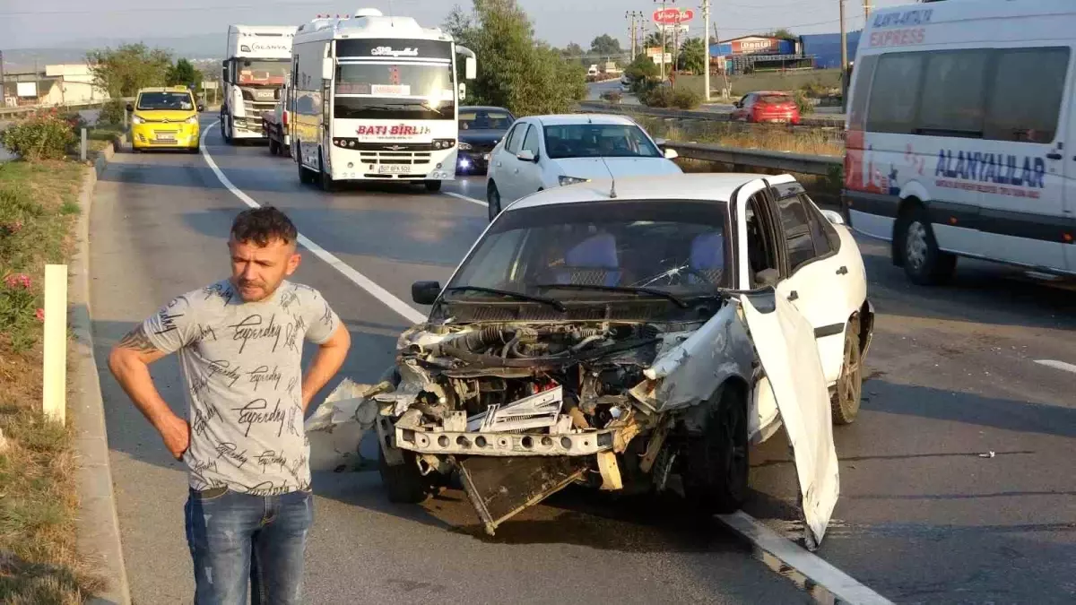 Manavgat'ta kaza: Otomobil bariyerlere çarptı, ardından başka bir araç çarptı