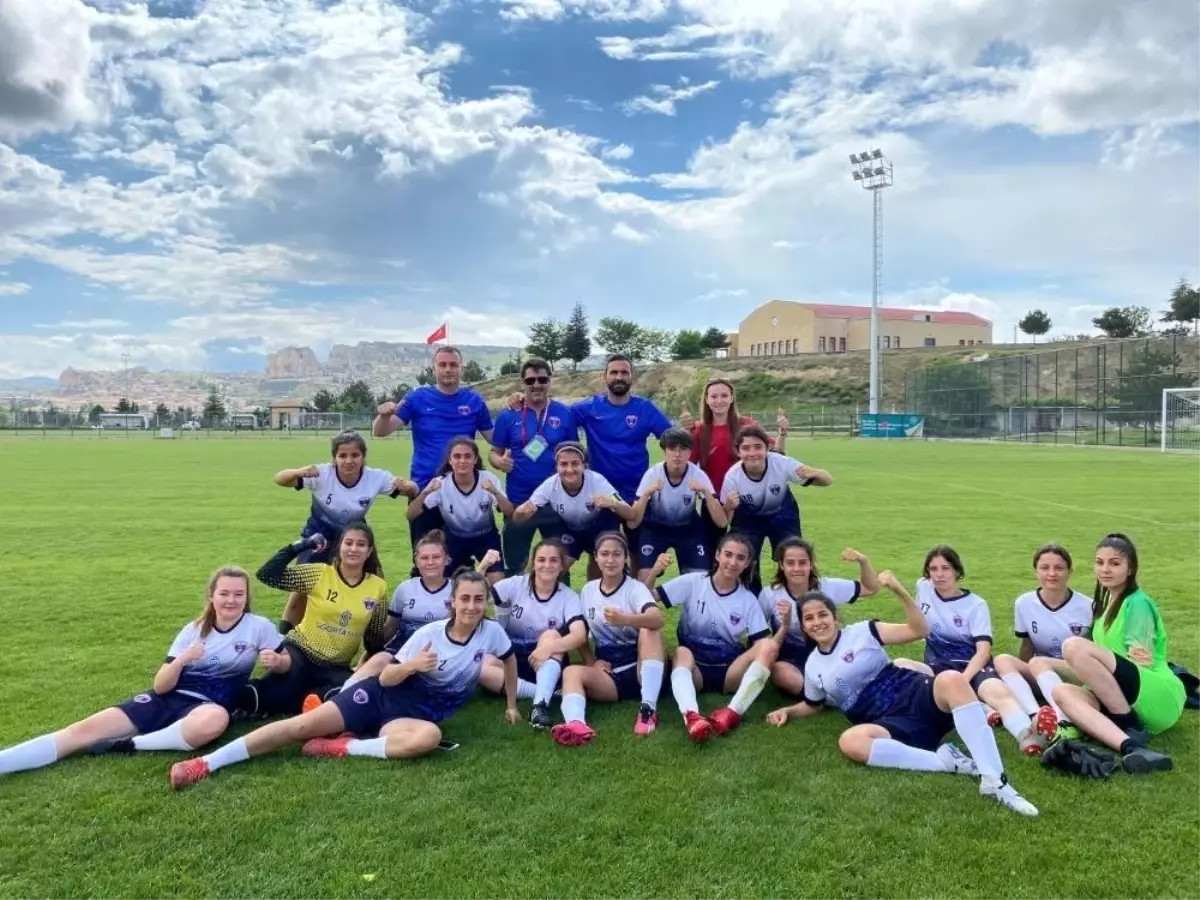 Salihli Öz Gençlerbirliği Kadın Futbol Takımı Silopi Belediyespor'u yenerek final turuna adını yazdırmak istiyor