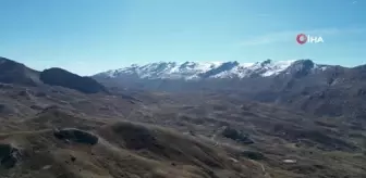 Şırnak Dağları Karla Kaplandı, Besiciler Kış Hazırlıklarına Başladı