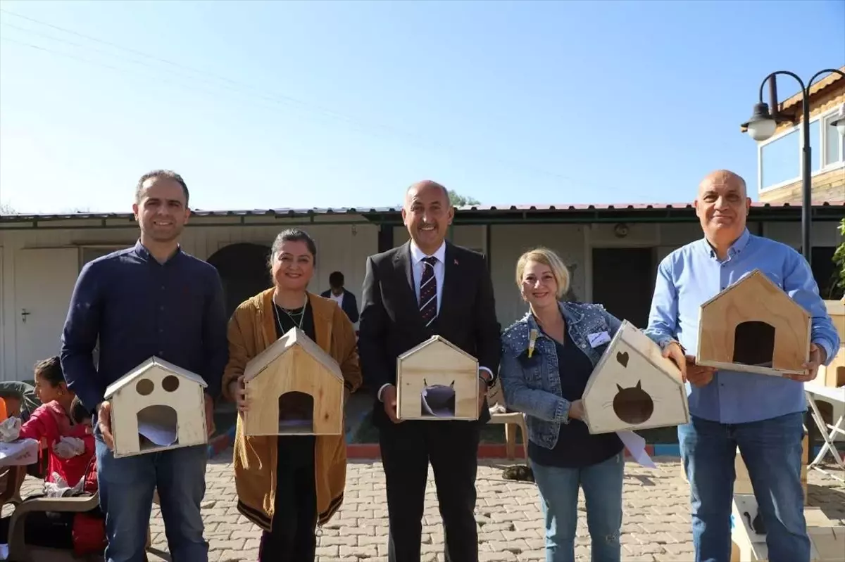 Yahşihan Belediyesi öğrencilerin tasarladığı kedi kulübelerini üretti