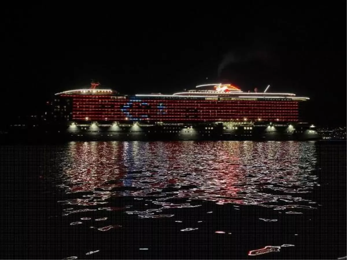 Bahamalar bandıralı gemiden Türk bayrağı ışıklandırması