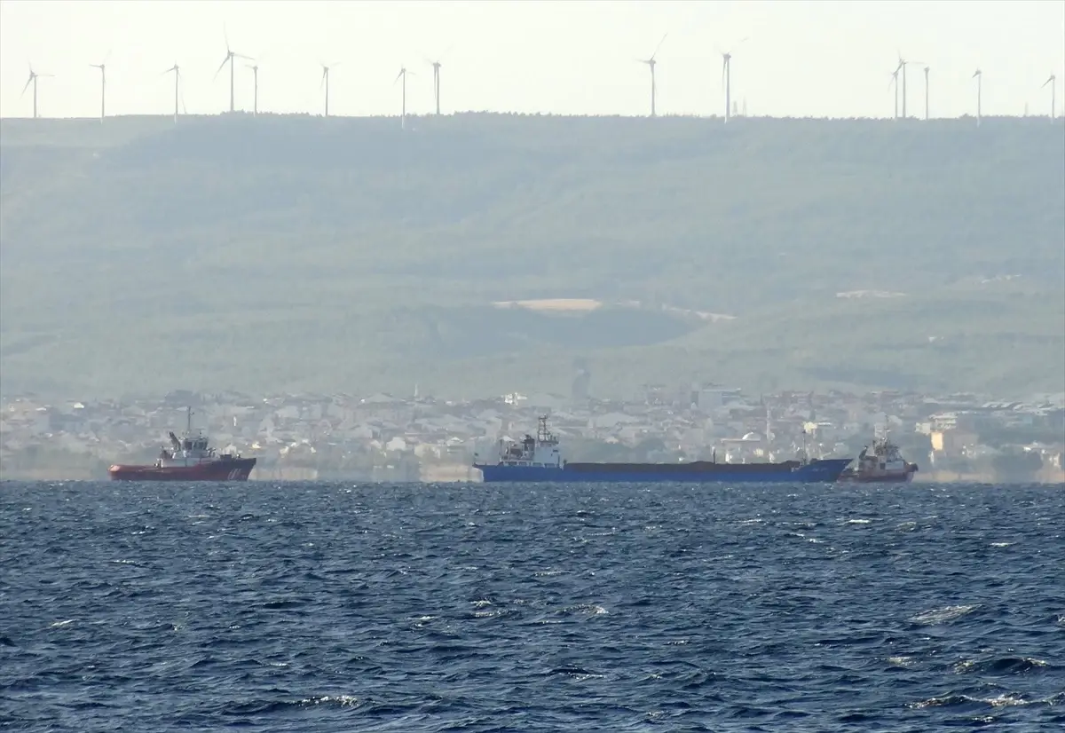 Çanakkale Boğazı'ndan geçen kargo gemisi dümen arızası yaşadı