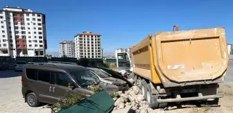 Malatya'da el freni unutulan kamyon park halindeki araçlara çarptı