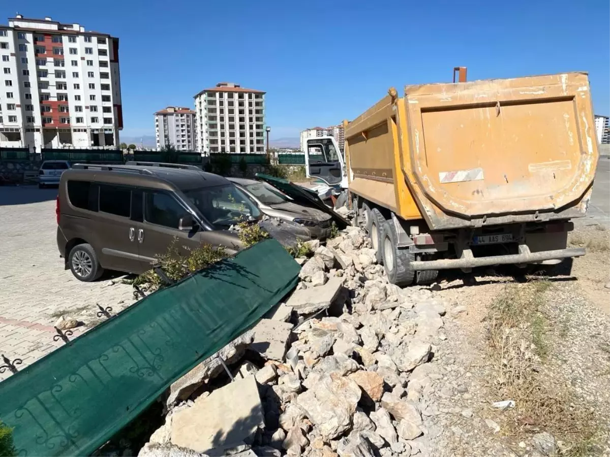 Malatya'da el freni unutulan kamyon park halindeki araçlara çarptı
