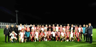 Samsunspor'un eski futbolcuları ile il protokolü dostluk maçında buluştu
