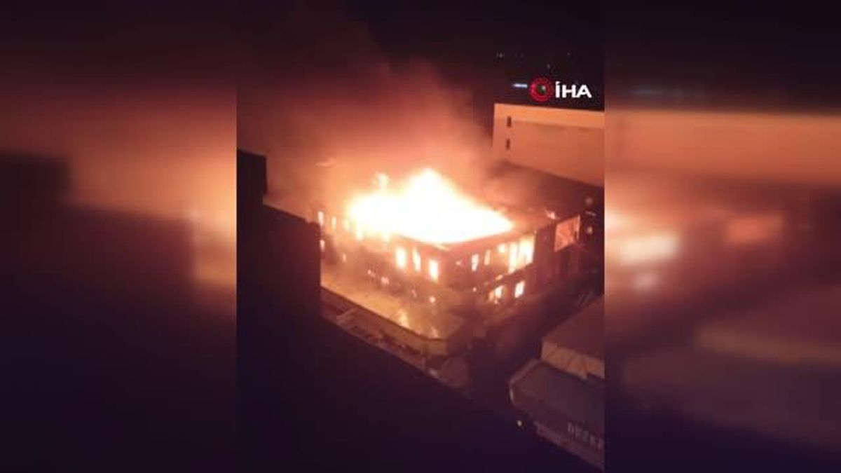 Gece alev alev yanan ahşap atölyesi 3 saatte söndürüldü