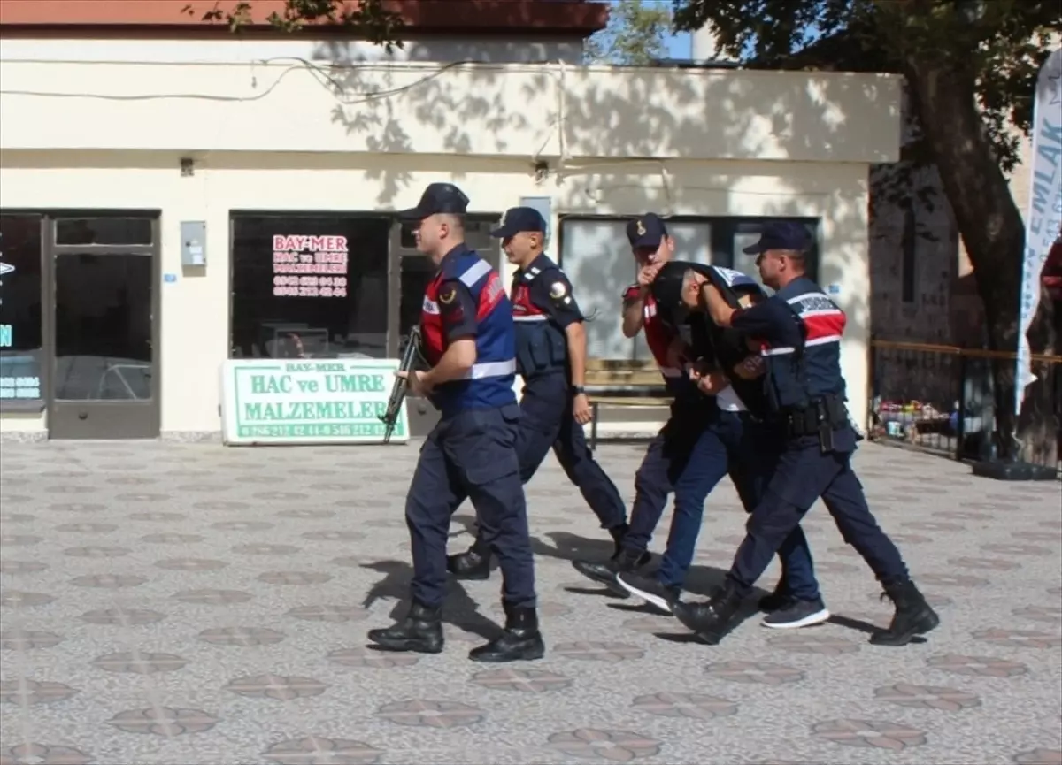 Dolandırıcı, yaşlı kadının altınlarını ve paralarını çaldı