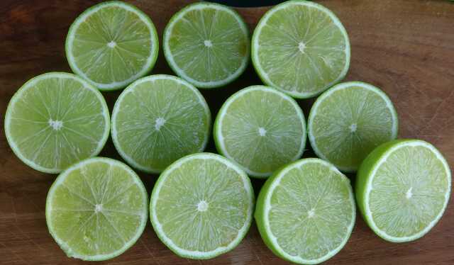 Mersin'de yetiştirilen yeşil limonun kilosu 10 kat daha pahalıya satılıyor Mersin'de yetiştirilen yeşil limonun kilosu 10 kat daha pahalıya satılıyor