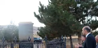 Şarkışla Kaymakamı Aşık Veysel'in Kabrini Ziyaret Etti
