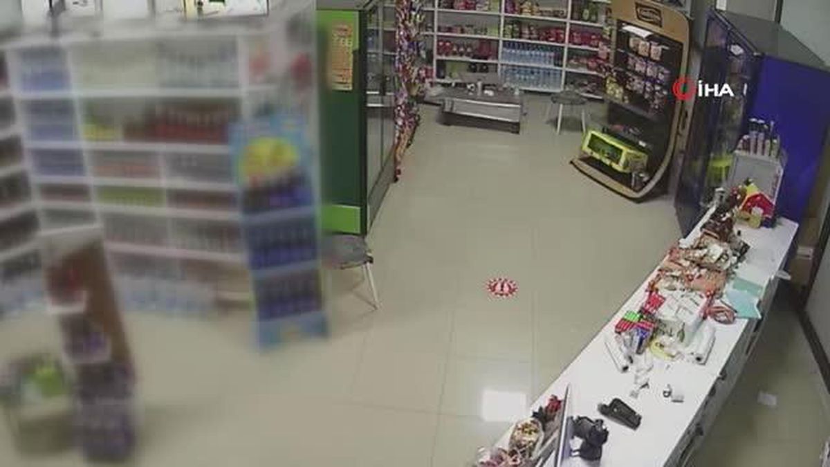 Tekirdağ'da tekel bayisinde yaşanan silahlı saldırı güvenlik kamerasına yansıdı