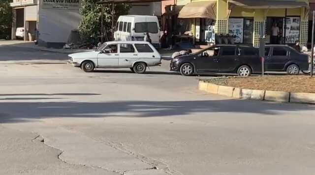 Adana'da pes dedirten görüntü! Otomobil çekmek için çocuğu halat gibi kullandı