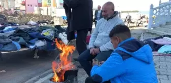 Soğuk Havada Pazar Esnafı Ateş Yakarak Müşteri Bekliyor