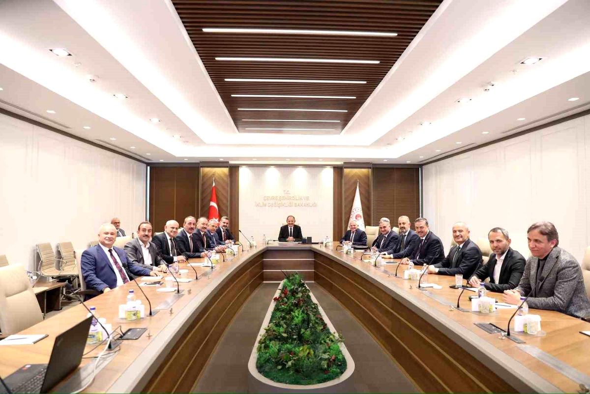 Kayseri Büyükşehir Belediye Başkanı Mehmet Özhaseki'yi ziyaret etti