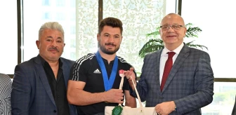 Dünya Şampiyonu Ali Cengiz Manisa Büyükşehir Belediye Başkanı Cengiz Ergün'ü Ziyaret Etti