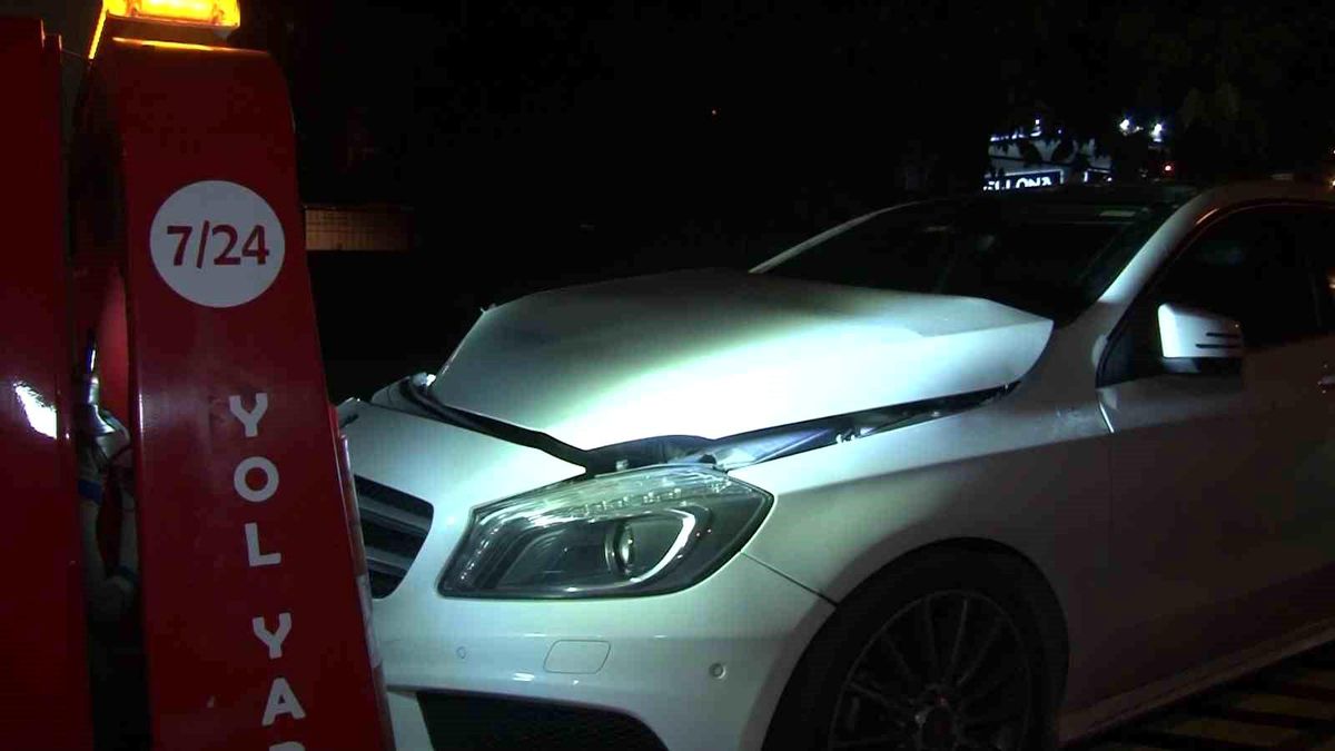 Kartal'da Otomobil Elektrikli Motosiklete Çarptı