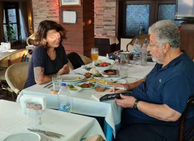 Metin Akpınar'ın evlilik dışı dünyaya gelen kızı Duygu Nebioğlu konuştu: Soyadımı değiştirmeyeceğim Metin Akpınar'ın evlilik dışı dünyaya gelen kızı Duygu Nebioğlu konuştu: Soyadımı değiştirmeyeceğim