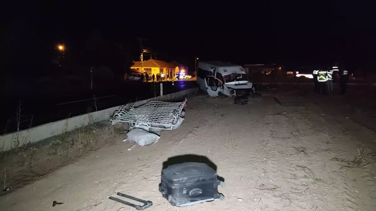 Nevşehir'de Minibüs ve Otomobil Çarpıştı: 14 Yaralı
