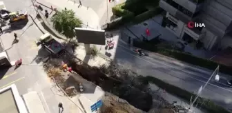 Şişli'de çöken kaldırımdaki onarım çalışmaları böyle görüntülendi