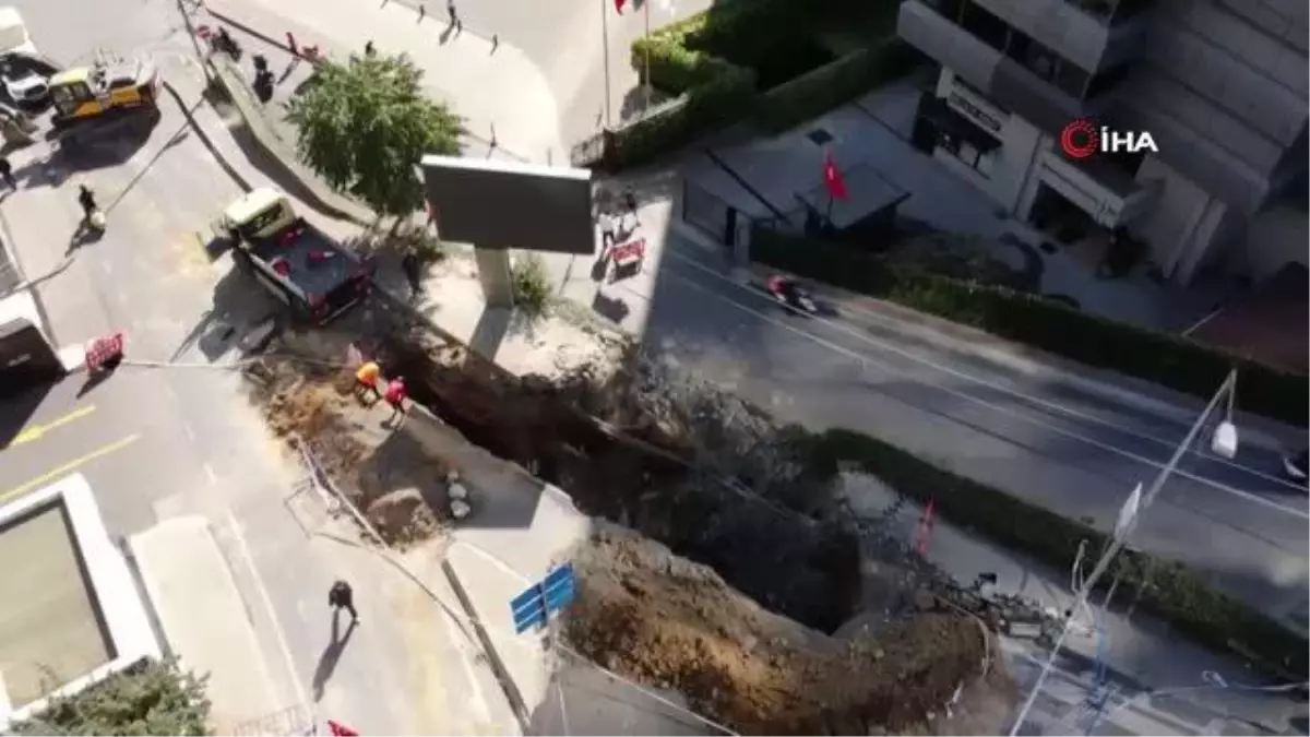 Şişli'de çöken kaldırımdaki onarım çalışmaları böyle görüntülendi