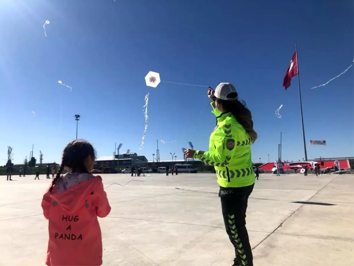 Erzurum'da 100 çocuk uçurtmalarını gökyüzüne uçurdu