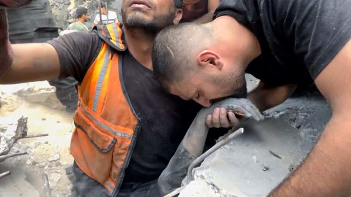 Yürek yakan an! Gazze saldırılarında ailesini kaybeden AA muhabiri, enkaz altındaki kardeşiyle böyle vedalaştı