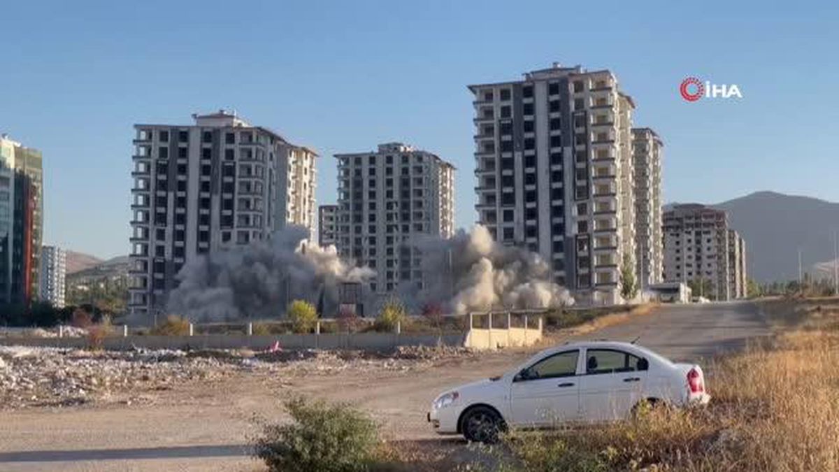 Malatya'da ağır hasarlı 2 blok patlayıcı kullanılarak yıkıldı