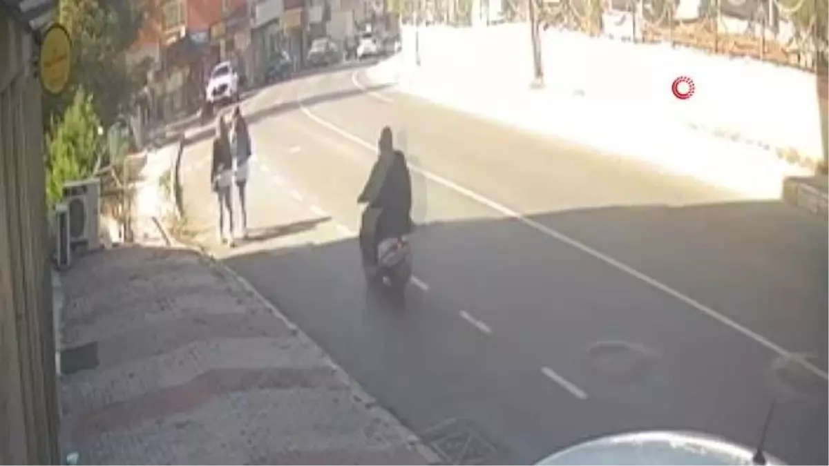 Beylikdüzü'nde Kadının Çantasını Çalan Motosikletli Kapkaççılar Güvenlik Kamerasına Yansıdı