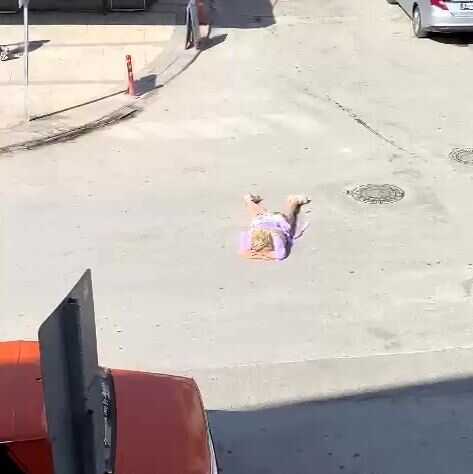 Bir garip olay! Kavşağın göbeğine uzanıp 'Müge Anlı buraya gelecek' diye bağırdı