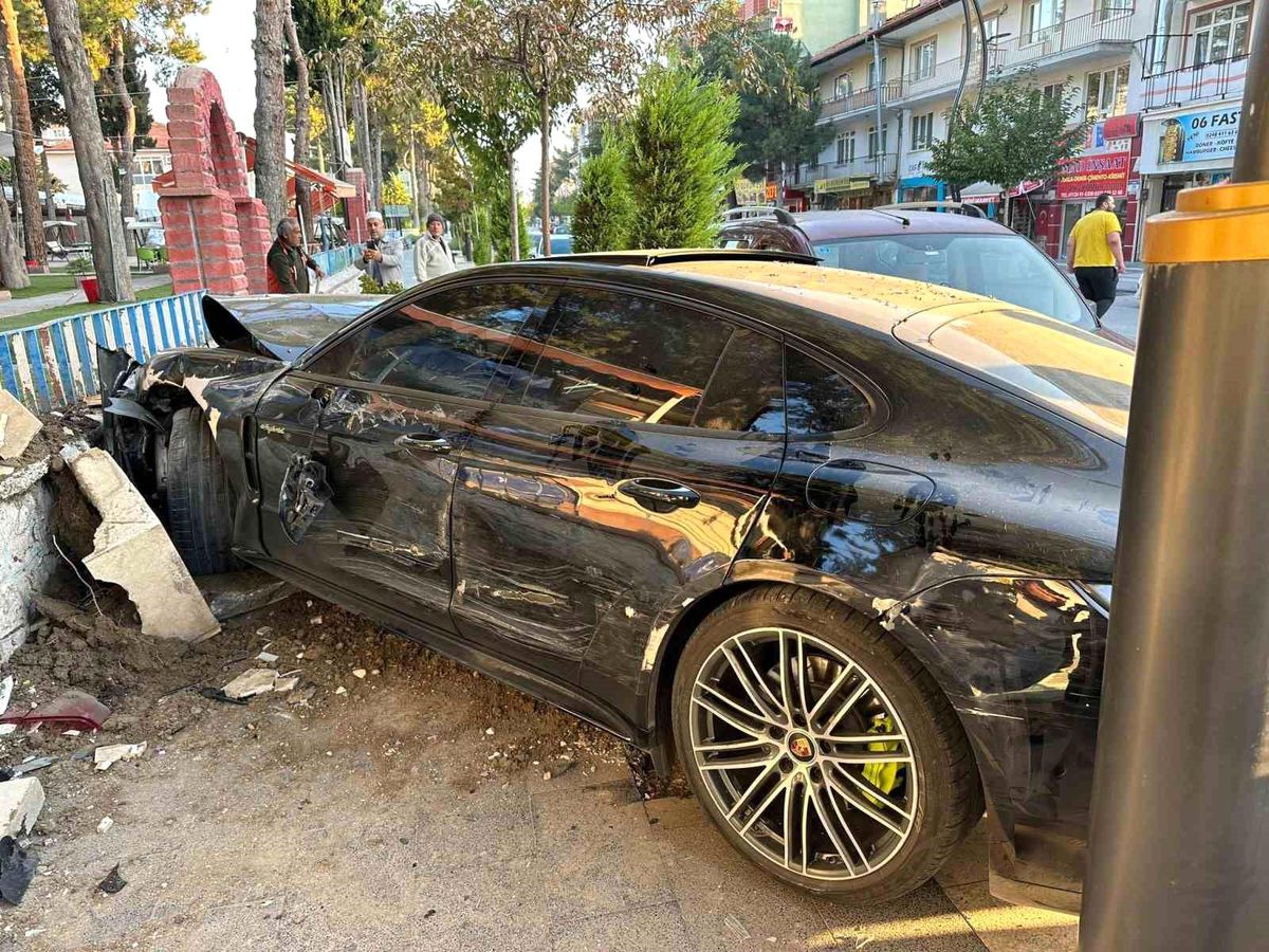 Burdur'da Lüks Otomobil Kontrolden Çıkarak İş Yerinin Duvarına Çarptı