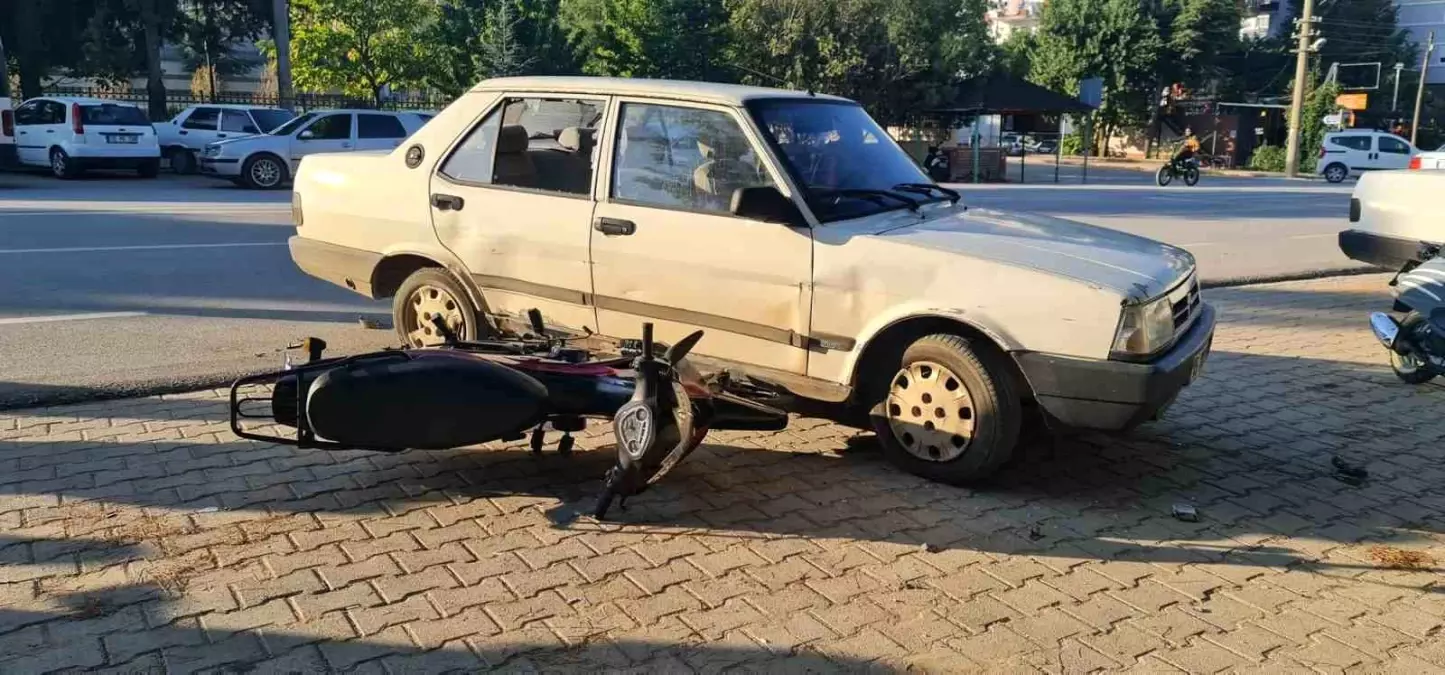 Bucak'ta Otomobil ile Motosiklet Kaza Yaptı, Motosiklet Sürücüsü Yaralandı
