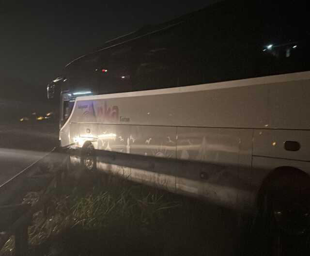 Direksiyonuna saldırıp otobüsü uçuruma kırdı! Korku dolu anlar araç kamerasında Direksiyonuna saldırıp otobüsü uçuruma kırdı! Korku dolu anlar araç kamerasında