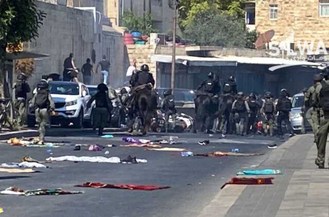 İsrail polisi, Mescid-i Aksa'da cuma namazı kılmak isteyen Müslümanların üzerine gaz bombası attı