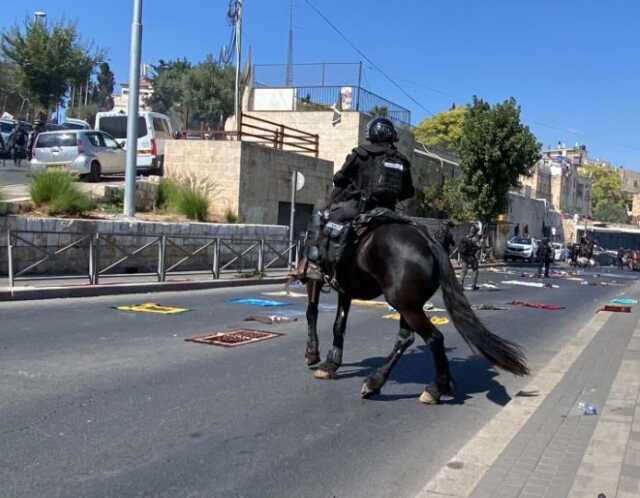 İsrail polisi, Mescid-i Aksa'da cuma namazı kılmak isteyen Müslümanların üzerine gaz bombası attı