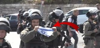 İsrail polisinden provokasyon! Mescid-i Aksa'da müdahale ettikleri Filistinlilere İsrail bayrağı açıp gösterdi