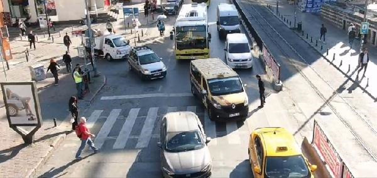Kadıköy'de Yayalara Yol Vermeyen Sürücülere Drone Destekli Denetim