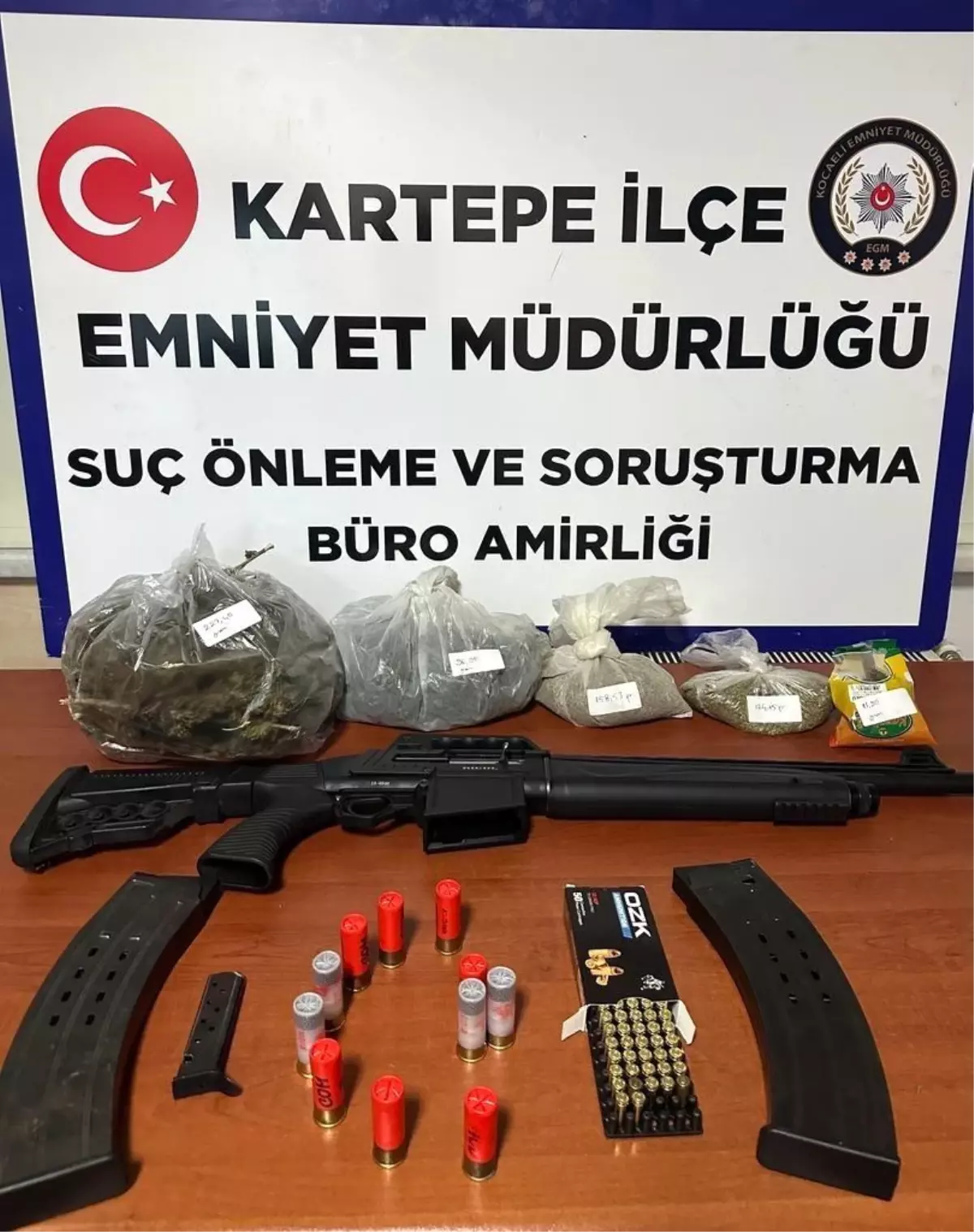 Kocaeli'de Şüphelinin İkametinde Silah ve Uyuşturucu Ele Geçirildi