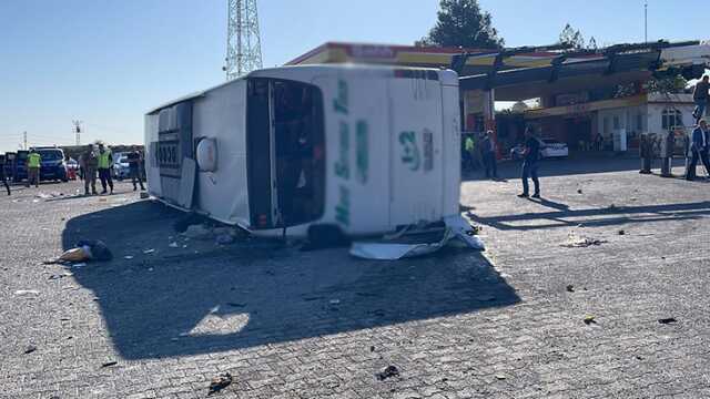 Otomobille çarpışan yolcu otobüsü devrildi: 2 ölü, 25 yaralı