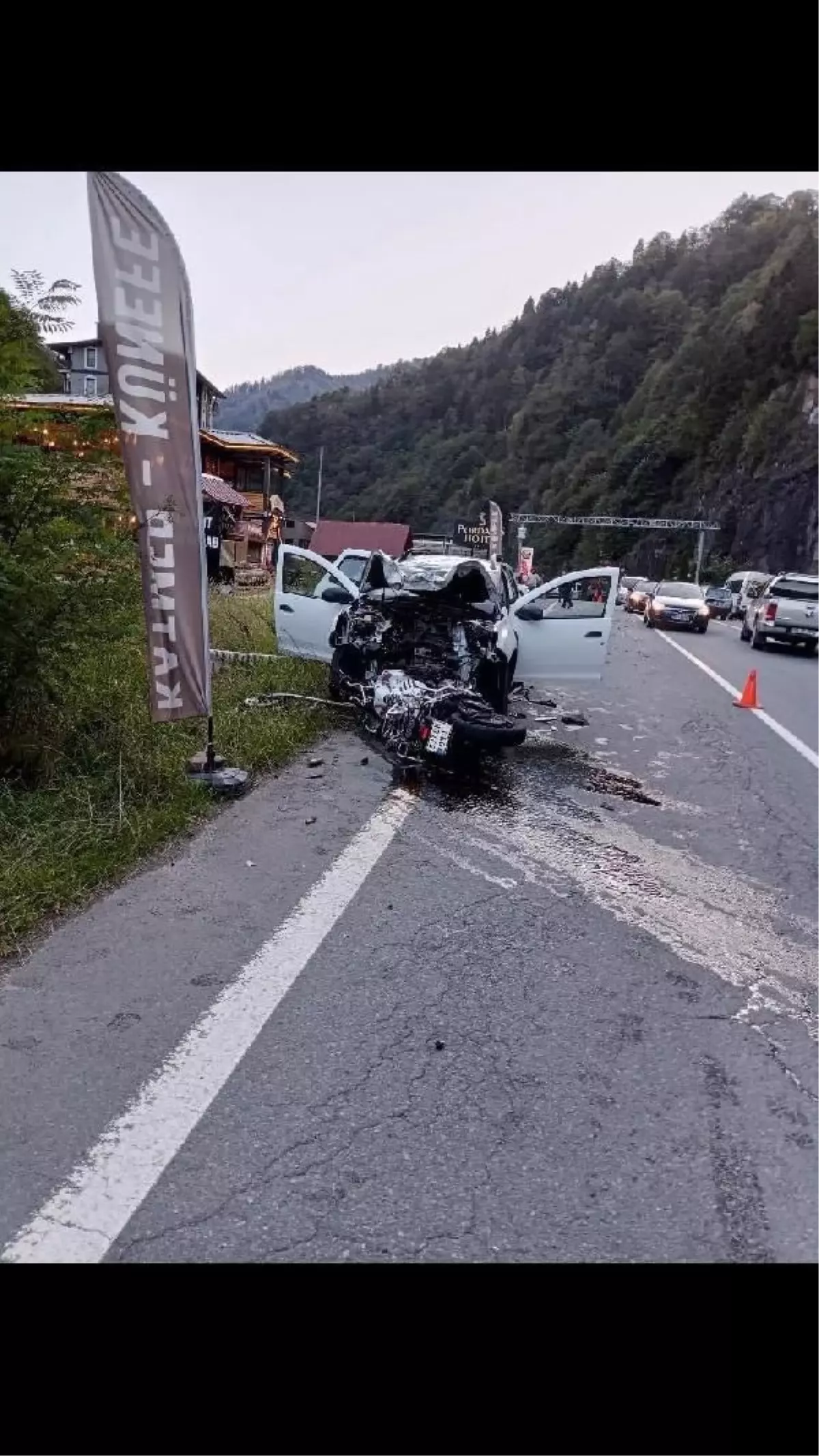 Rize'de Otomobil ile Motosiklet Kafa Kafaya Çarpıştı: 1 Ölü, 1 Yaralı