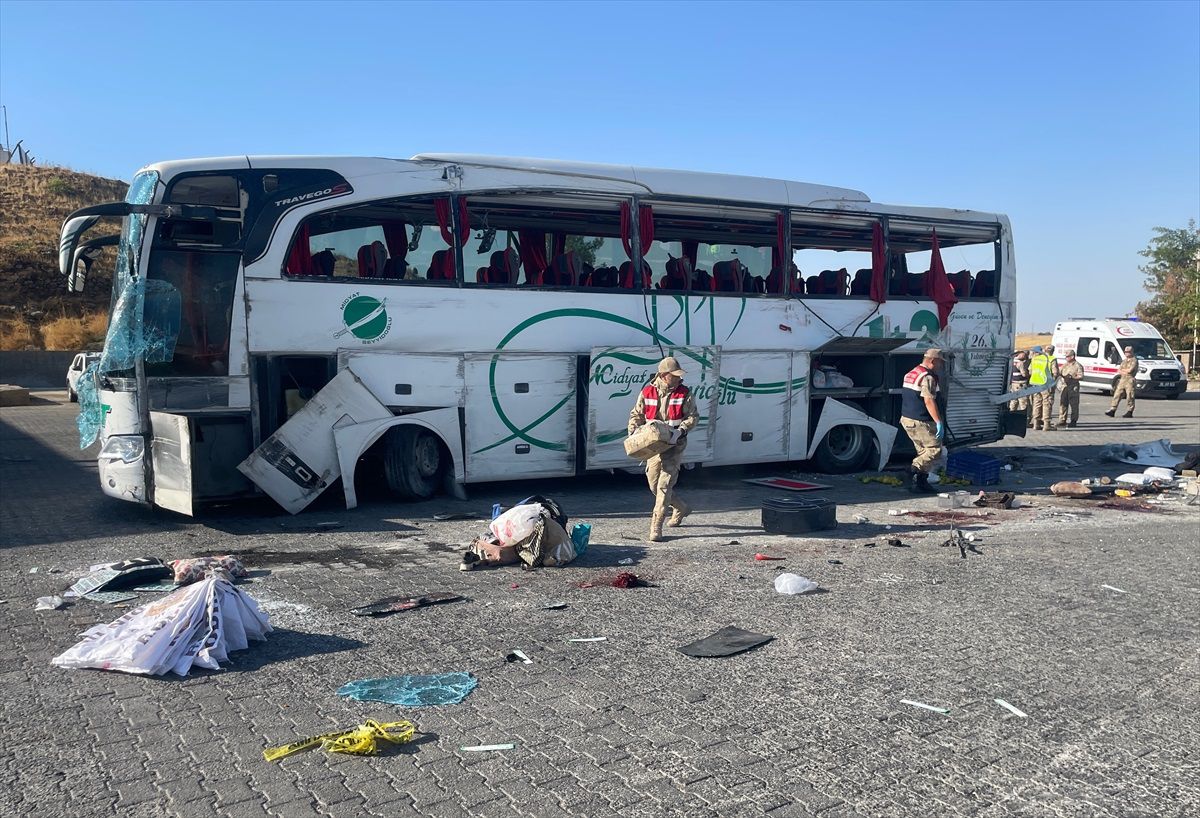 Otomobille çarpışan yolcu otobüsü devrildi: 2 ölü, 25 yaralı