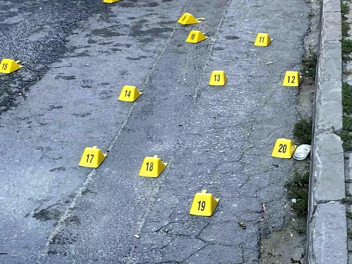 Küçükçekmece'de Otomobil Saldırısı: Sürücü Yaralandı