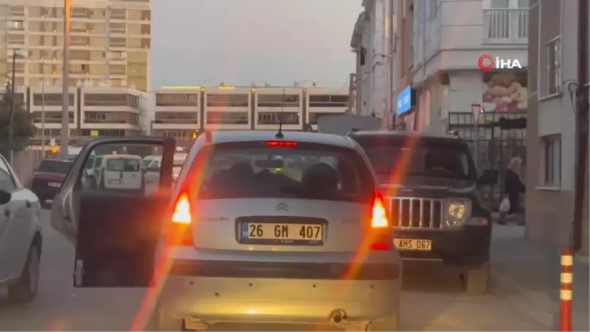 Eskişehir'de Kapısı Açık Yolculuk Yapan Sürücü Kazaya Davetiye Çıkardı