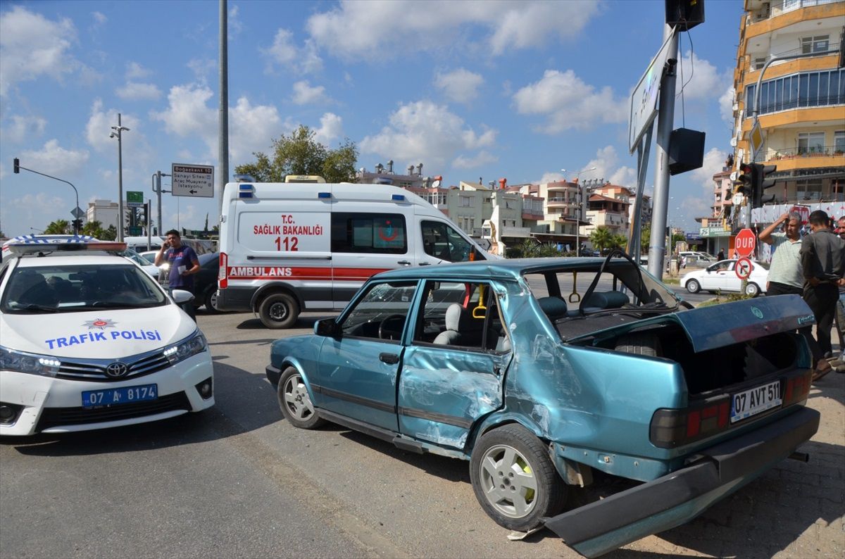 Antalya'da tur midibüsüyle otomobil çarpıştı, 1 kişi yaralandı