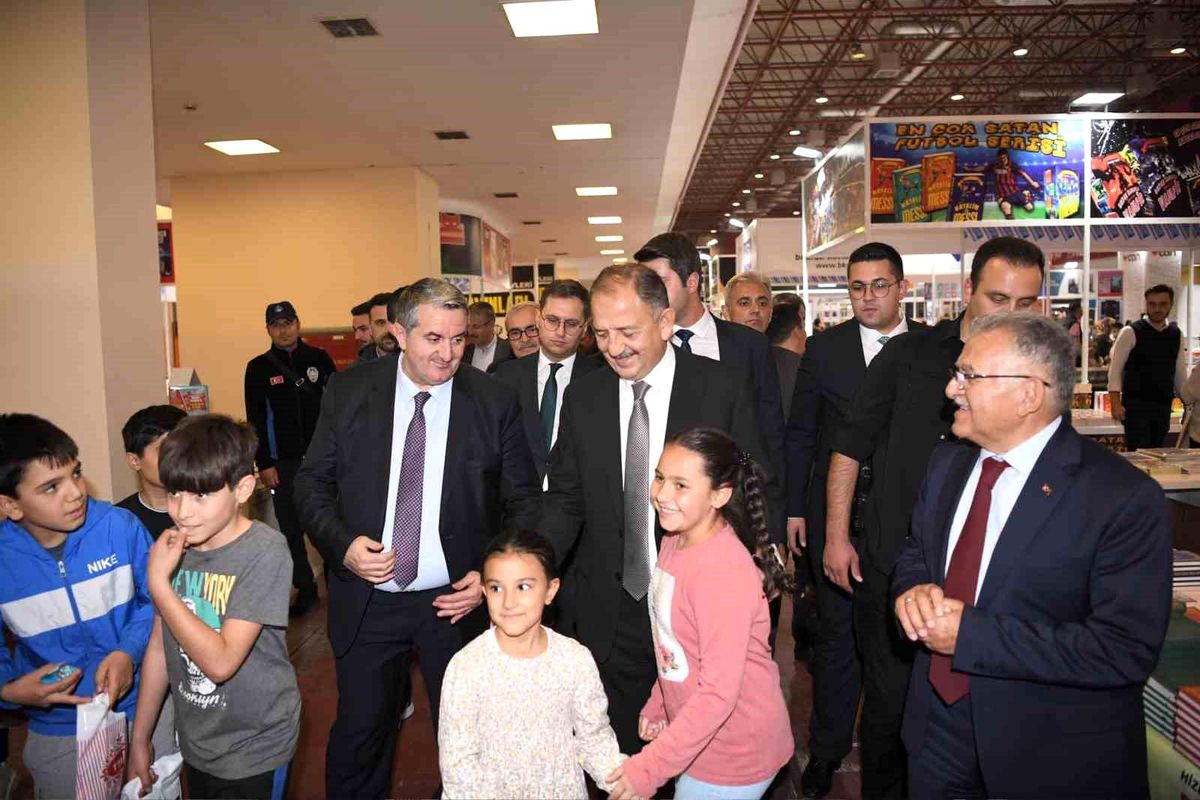 Bakan Özhaseki ve Başkan Büyükkılıç, Kayseri'de 6'ncı Kitap Fuarını Ziyaret Etti
