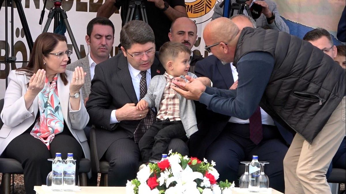 Bakan Yılmaz'dan, şehit madenci çocuğuna baba şefkati