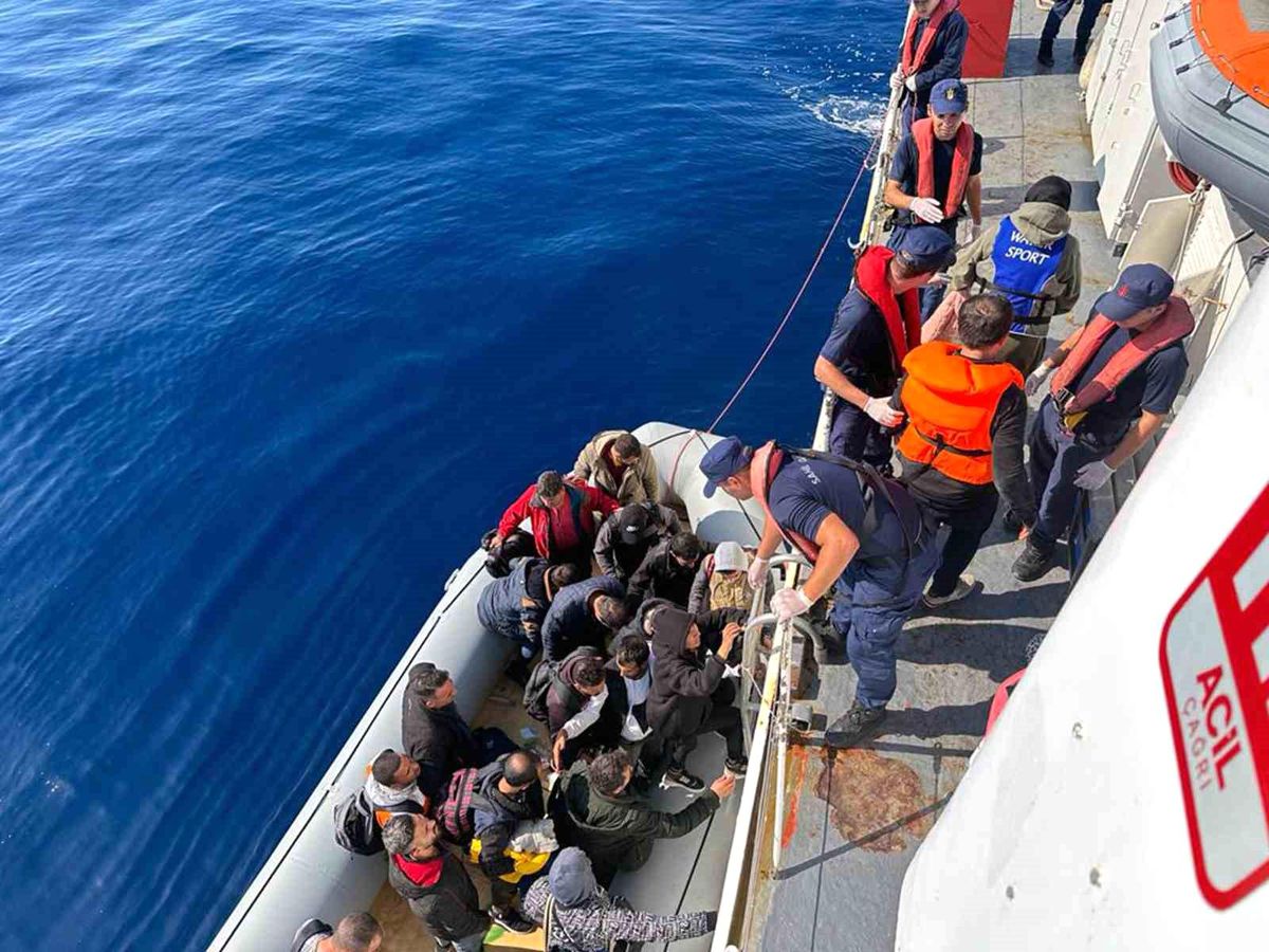Muğla'nın Datça ilçesi açıklarında 110 düzensiz göçmen kurtarıldı