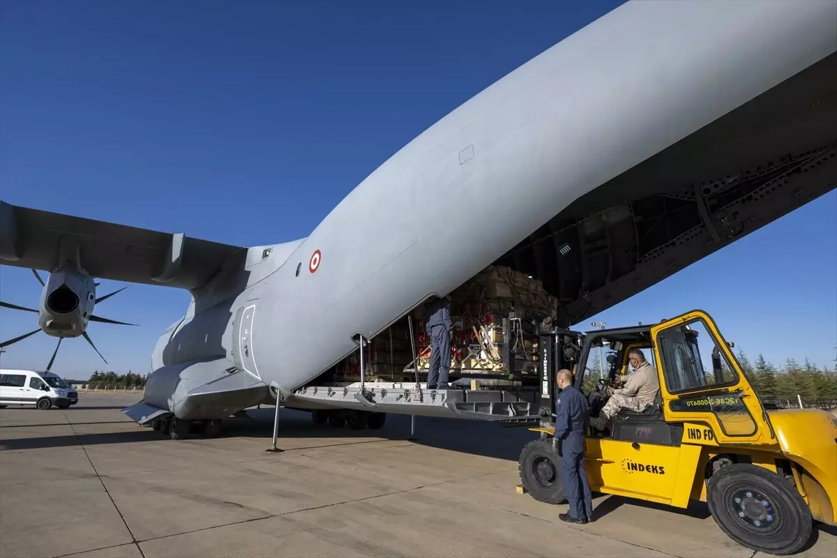 Türkiye'nin Gazzeli sivillere yardımları üçüncü uçakla gönderildi