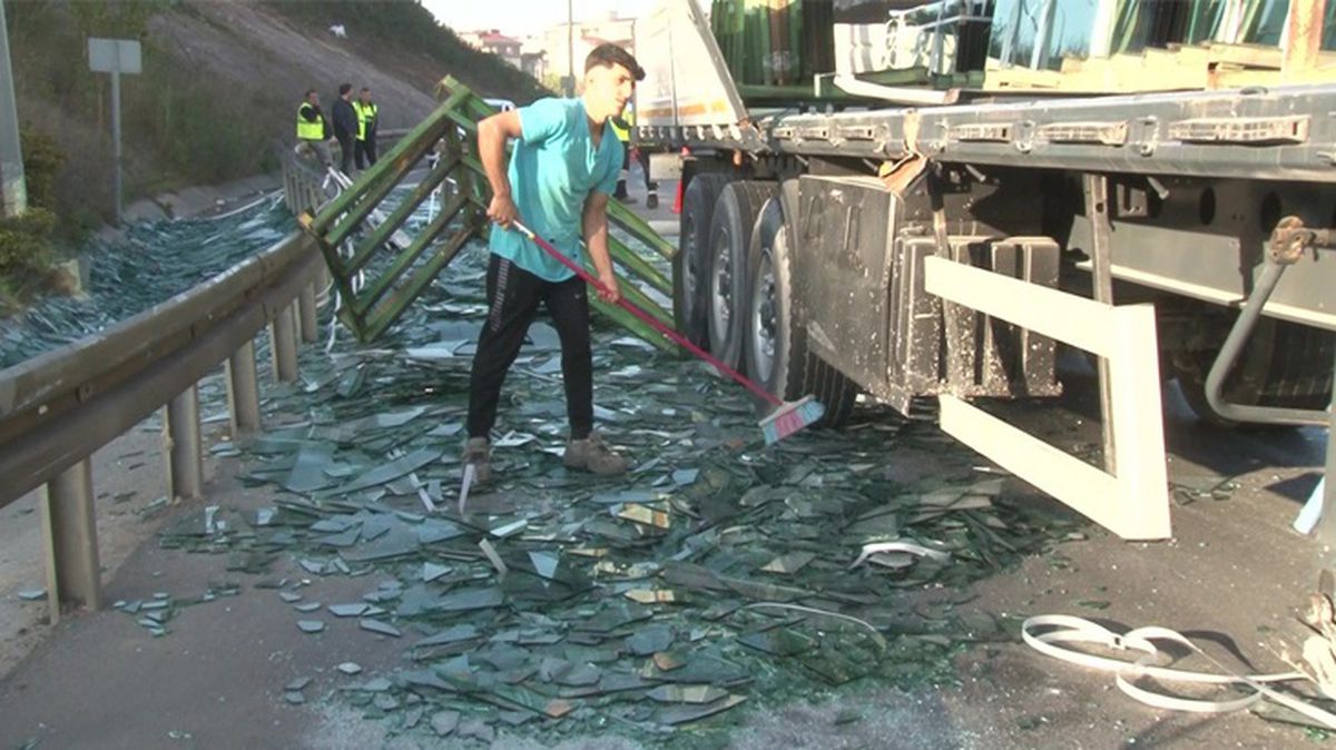 İstanbul'da trafiği durma noktasına getiren kaza! Tırın dorsesindeki camlar yola savruldu