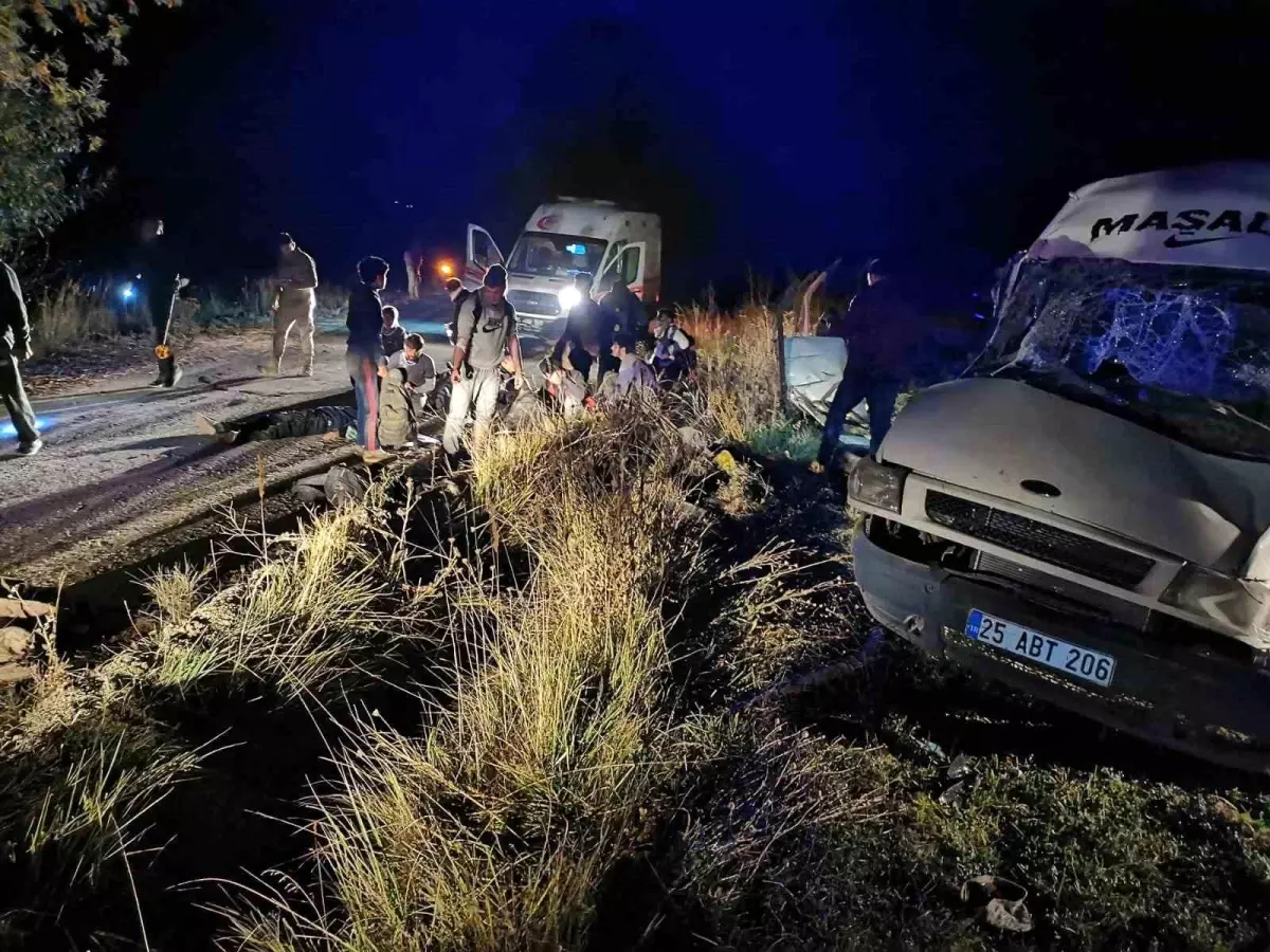 Van'da kaçak göçmenleri taşıyan minibüs devrildi: 20 yaralı