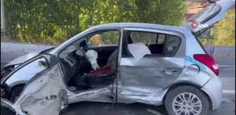 Afyonkarahisar'da Kamyonet ile Otomobil Çarpıştı: 5 Yaralı
