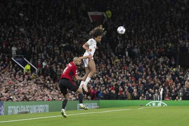 Manchester United gece yarısı iddiaları doğruladı! Old Trafford'da 2 bin Galatasaraylı ev sahibi tribününde maçı izledi Manchester United gece yarısı iddiaları doğruladı! Old Trafford'da 2 bin Galatasaraylı ev sahibi tribününde maçı izledi